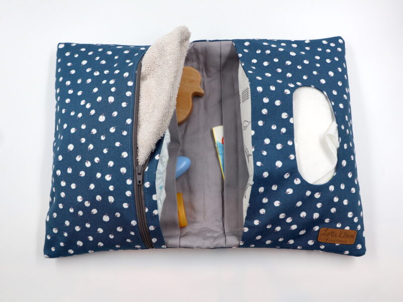 Windeltasche mit Namen "Tapas Island Blue" – Bild 4