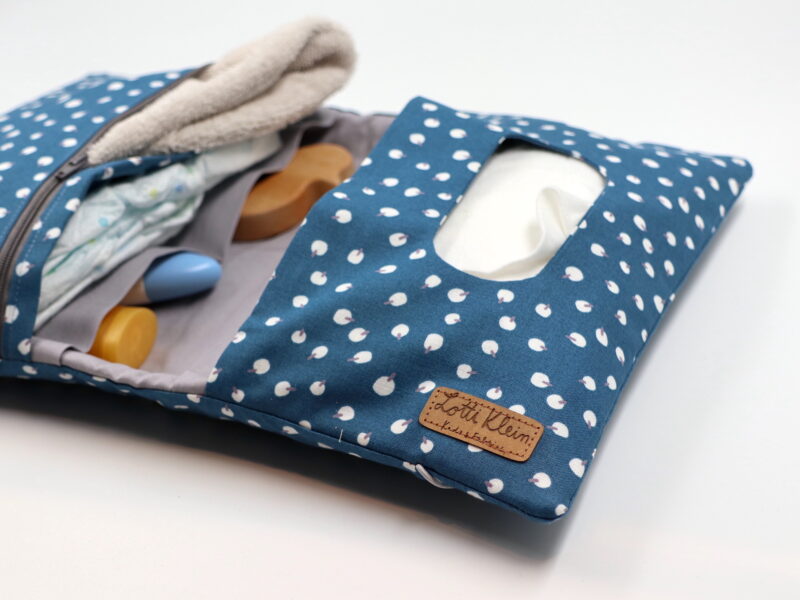 Windeltasche mit Namen "Tapas Island Blue" – Bild 3