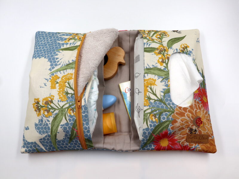 Windeltasche mit Namen "Honeybee Garden" – Bild 4