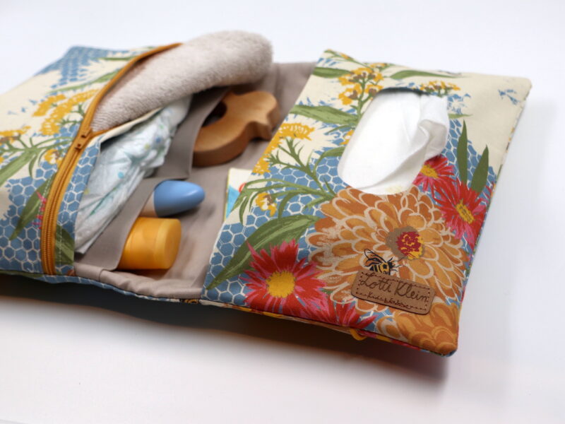 Windeltasche mit Namen "Honeybee Garden" – Bild 3