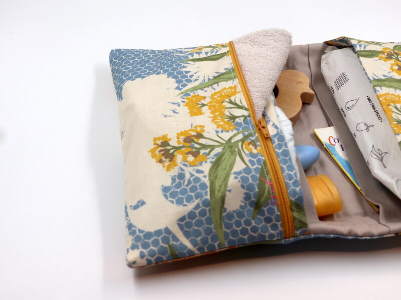 Windeltasche mit Namen "Honeybee Garden" – Bild 2