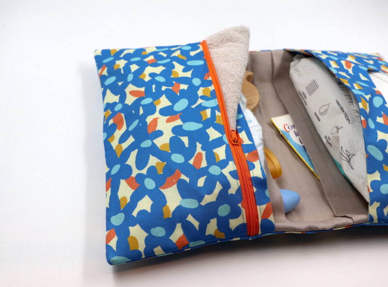 Windeltasche mit Namen "Painted Daisy" – Bild 4