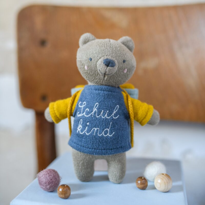 Kleiner Kuschelfreund "Schulkind" – Bär mit Schulranzen – Bild 3