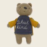 Ava&Yves - Bär “Schulkind” mit Schulranzen und Shirt in blau/gelb Ava&Yves - Bär “Schulkind” mit Schulranzen und Shirt in blau/gelb