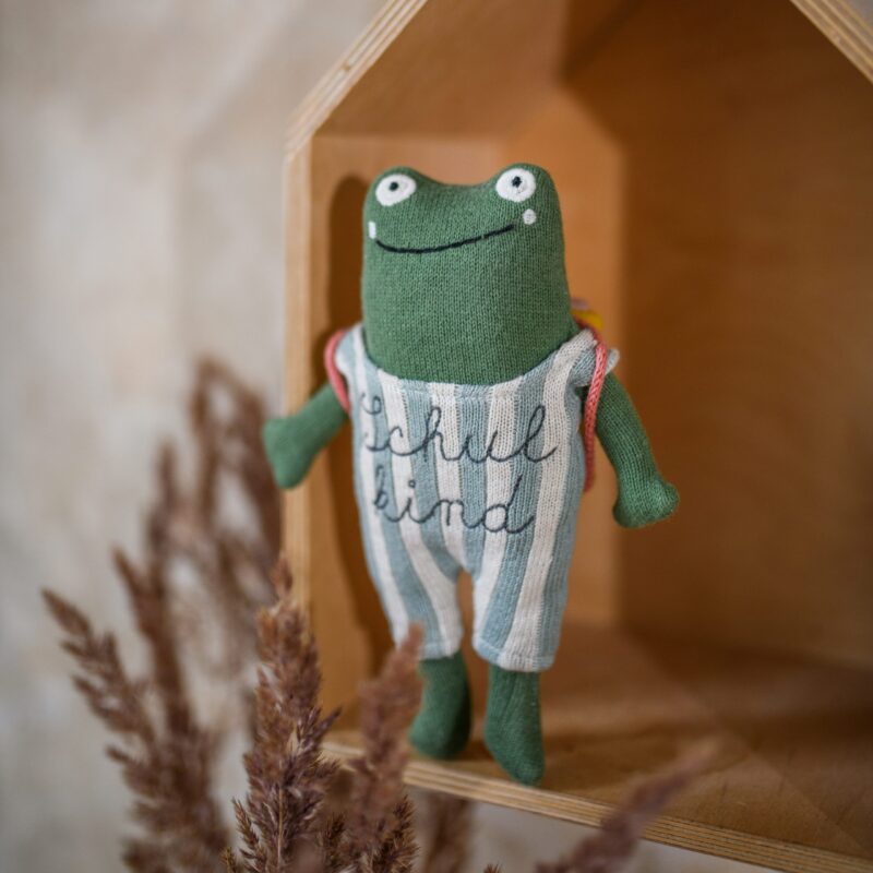 Ava&Yves - Frosch "Schulkind" grün mit Schulranzen und Anzug in blau/creme