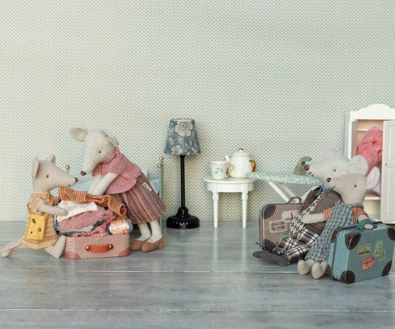Kleidung für die Maus "Gestricktes Kleid und Tasche" im Koffer - Große Schwester Maus – Bild 2