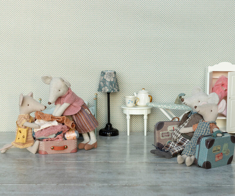 Kleidung für die Maus "Overall und Hemd" im Koffer - Großer Bruder Maus – Bild 3