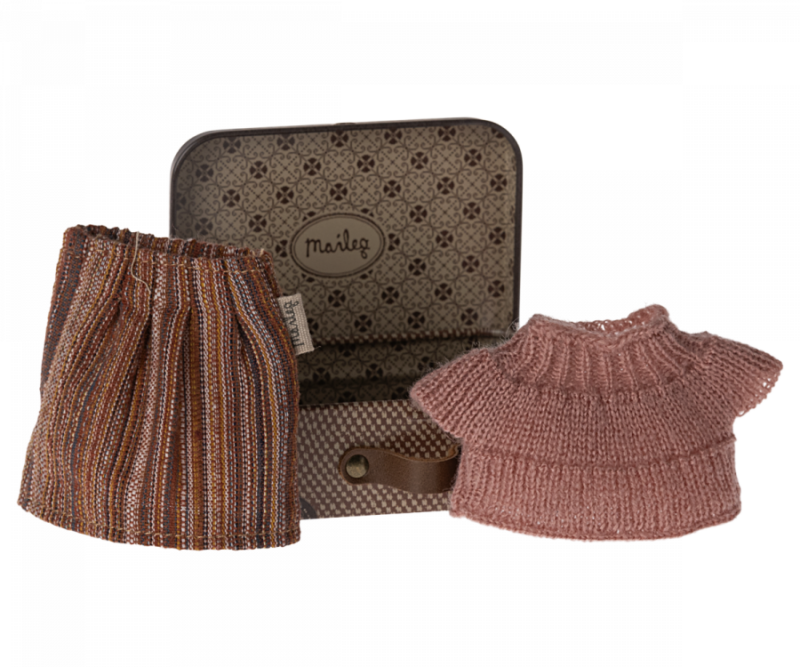 Kleidung für die Oma-Maus "Strickbluse und Rock" im Koffer – Bild 2