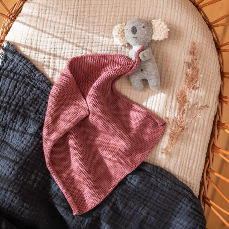 Kuscheltuch aus Bio-Baumwolle "Koala mit Halstuch" – Altrose – Bild 2
