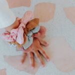 luciole-et-petit-pois-scrunchie-ocker-1