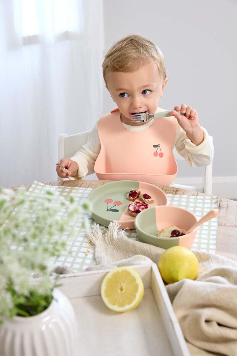 Kinderteller aus Silikon "Happy Fruits" – Kirsche – Bild 3