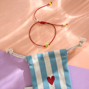 Ava&Yves - Armband Smile in dunkelrot mit Makrameeverschluß und Säckchen in blau/weiss