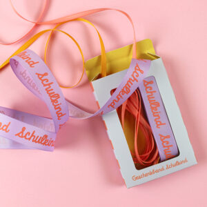 Ava&Yves - Geschenkband-Set „Schulkind“ (flieder mit Schrift in rosa und zwei Bänder 5mm rosa und gelb)