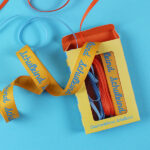 Ava&Yves - Geschenkband-Set „Schulkind“ (gelb mit Schrift in türkis und Band 5mm in türkis und feuerrot-orange)