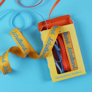 Ava&Yves - Geschenkband-Set „Schulkind“ (gelb mit Schrift in türkis und Band 5mm in türkis und feuerrot-orange)