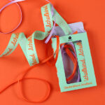 Ava&Yves - Geschenkband-Set „Schulkind“ (mint mit Schrift in orange und 2 Bänder 5mm in flieder/feuerrot-orange)