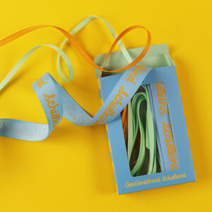 Ava&Yves - Geschenkband-Set „Schulkind“ (türkis mit Schrift in gelb und 2 Bänder 5mm gelb/mint)
