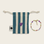 ava-yves-perlenarmband-bunt-mit-karabinerverschluss-saeckchen-in-tuerkis-weiss-1