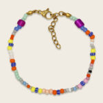 ava-yves-perlenarmband-bunt-mit-karabinerverschluss-saeckchen-in-tuerkis-weiss-3