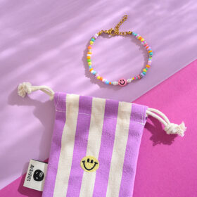 Ava&Yves - Perlenarmband bunt smile mit Karabinerverschluss und Säckchen in brombeer/weiss
