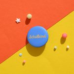 Ava&Yves - Button "Schulkind" - senf mit Hintergrund blau